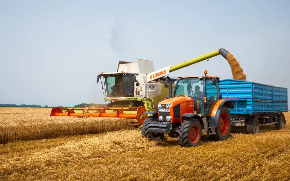 Tractor y maquinaria agrícola trabajando en el campo